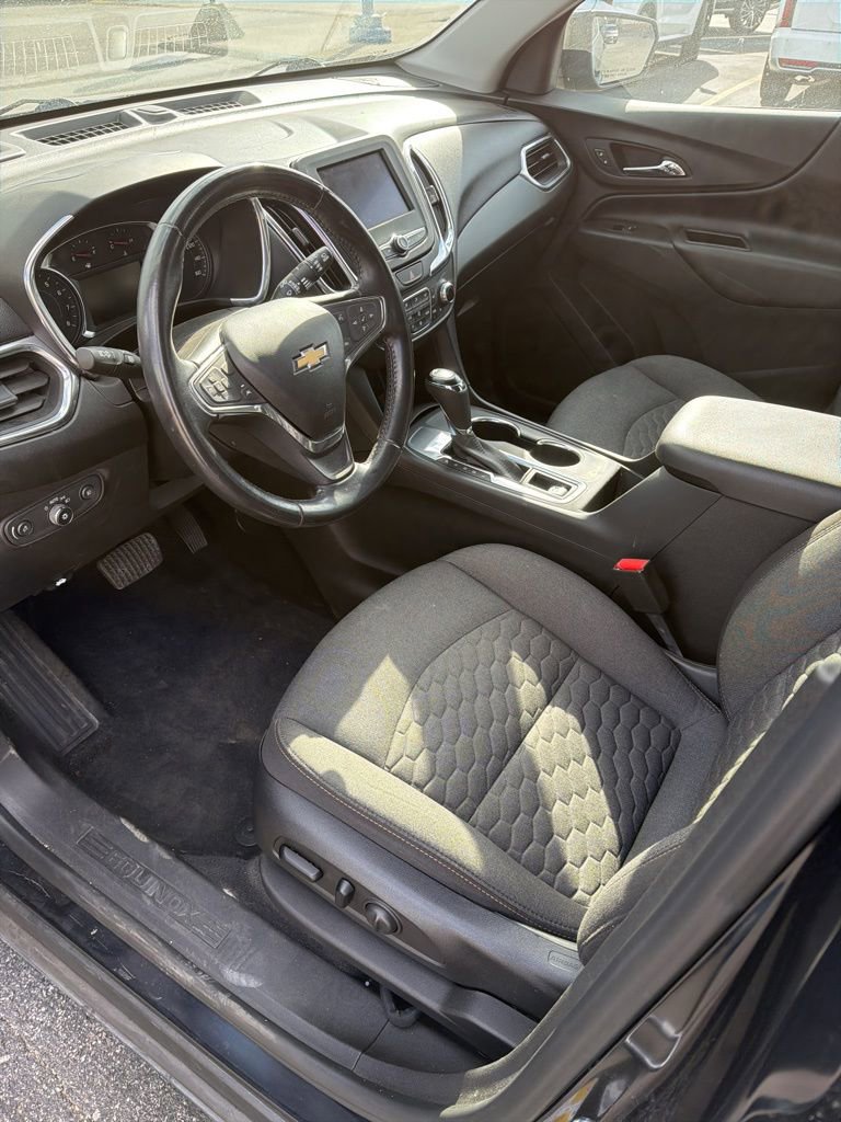 Used 2020 Chevrolet Equinox LT w/ Driver Convenience Package image 2