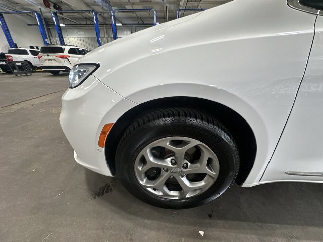 Used 2022 Chrysler Pacifica Limited AWD/4WD image 23