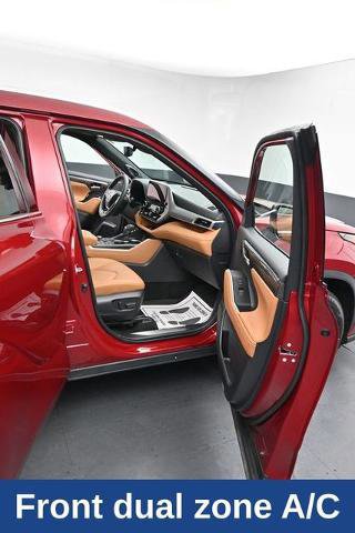 Used 2025 Toyota Highlander Platinum AWD/4WD image 30