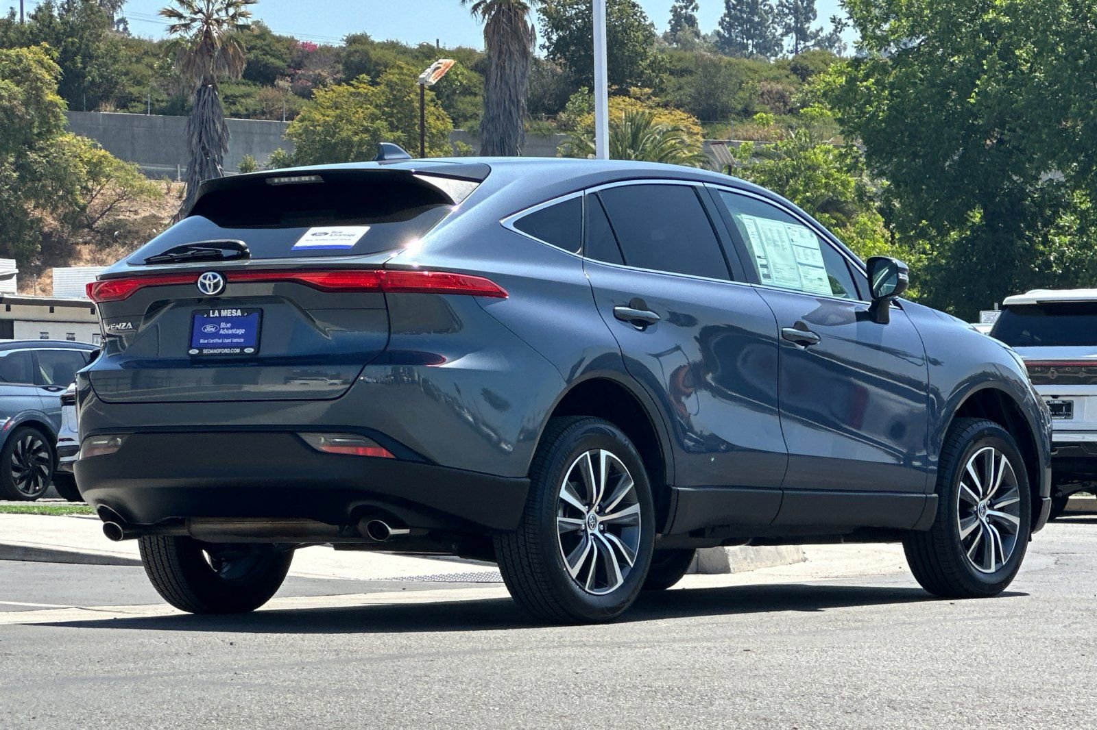 Used 2023 Toyota Venza LE AWD/4WD image 3
