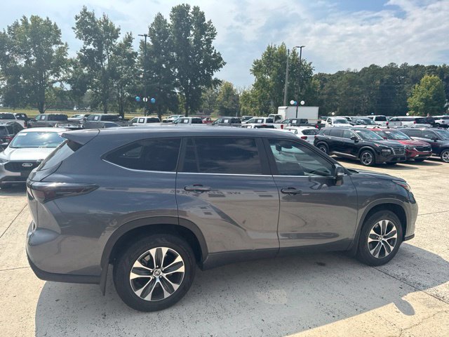 Used 2023 Toyota Highlander XLE AWD/4WD image 13