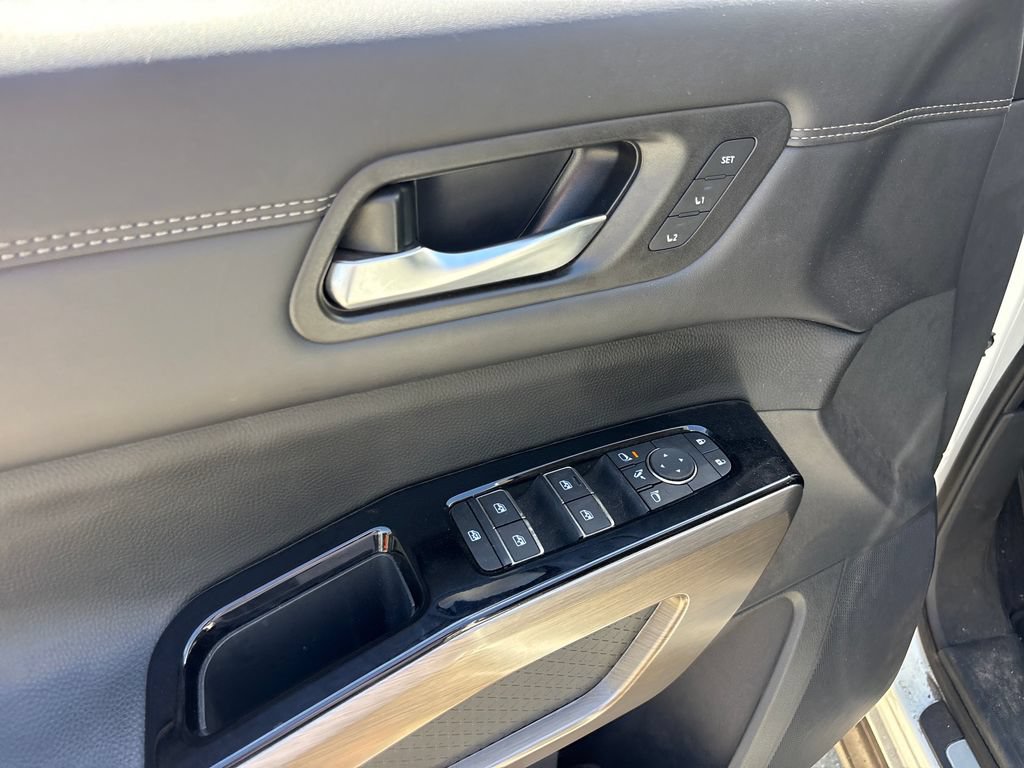 Used 2024 Nissan Pathfinder Platinum w/ Black Appearance Package FWD image 17