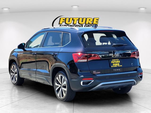 Used 2022 Volkswagen Taos SE w/ Panoramic Sunroof Package FWD image 6