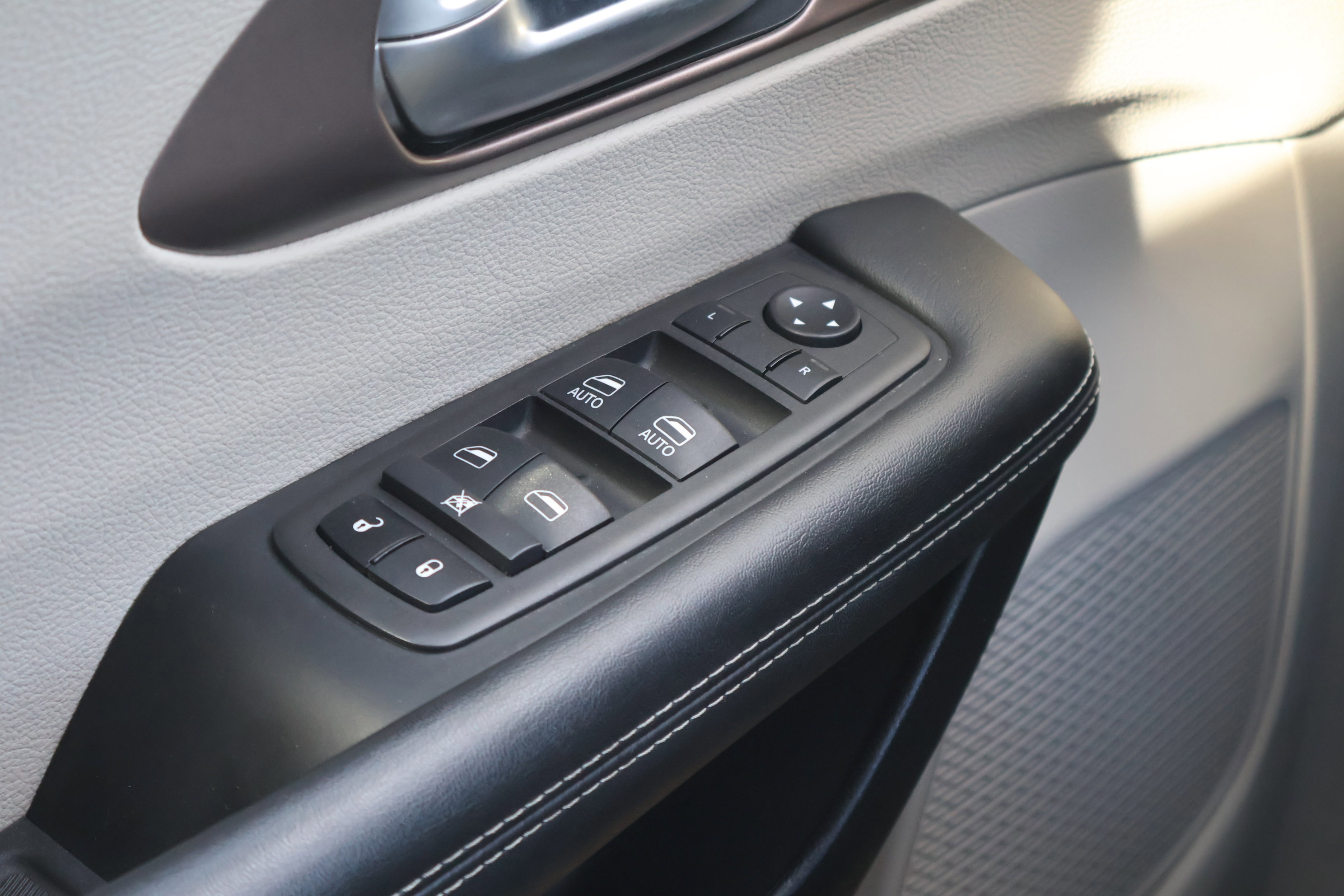 Used 2024 Chrysler Voyager LX image 18