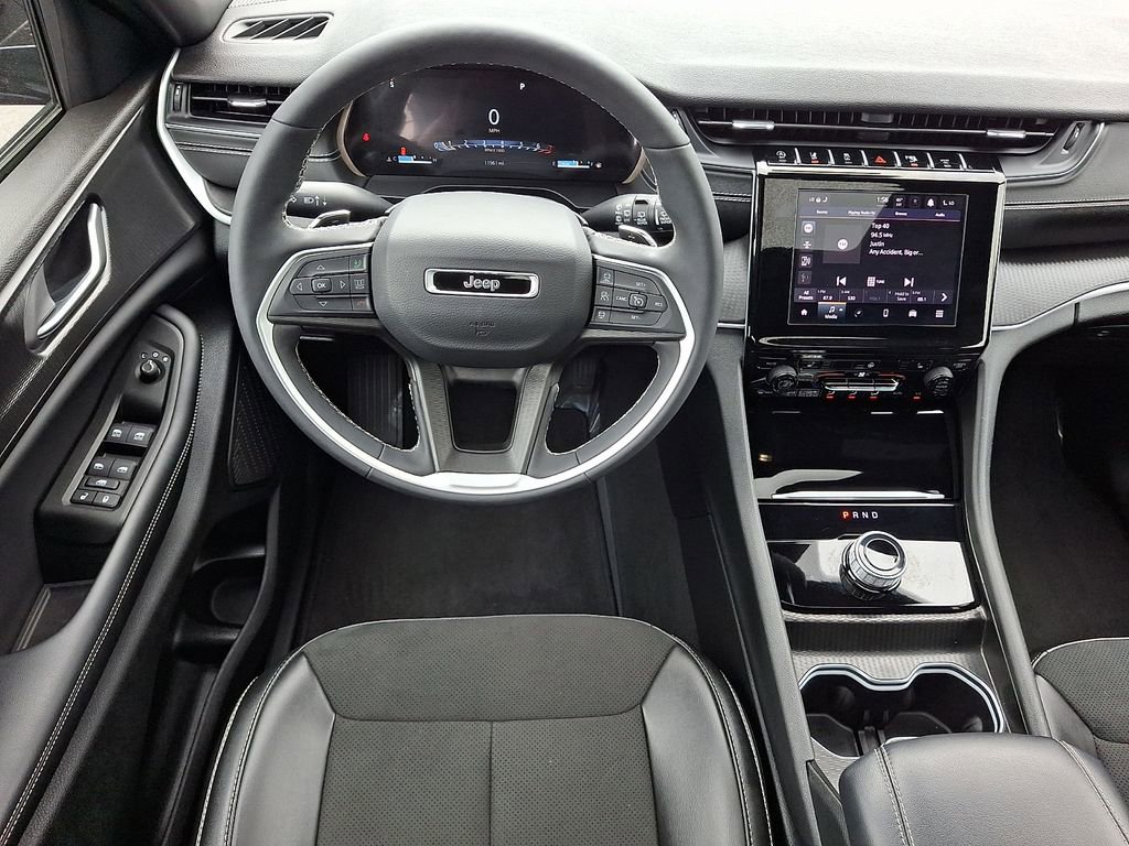 Used 2025 Jeep Grand Cherokee Altitude AWD/4WD image 12