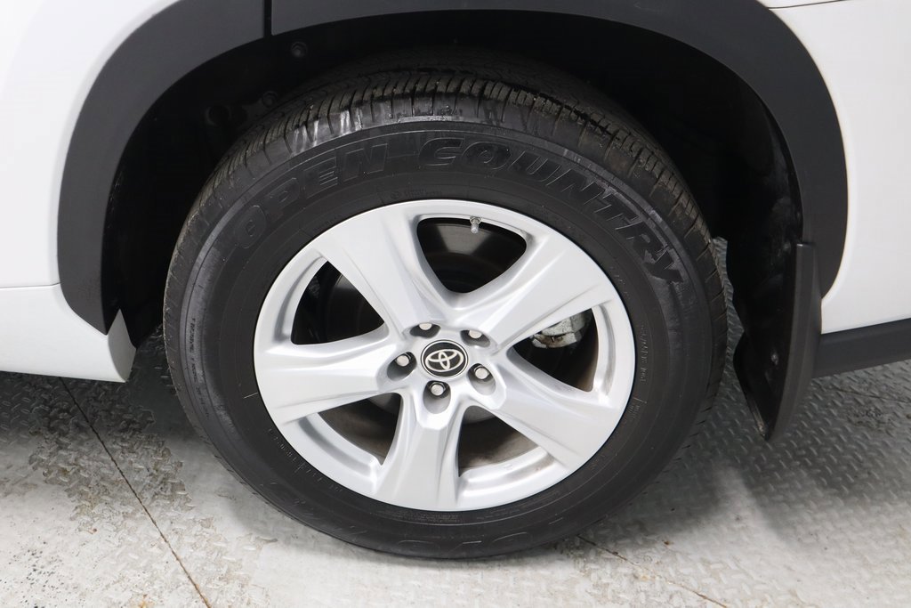 Used 2023 Toyota Highlander LE image 18