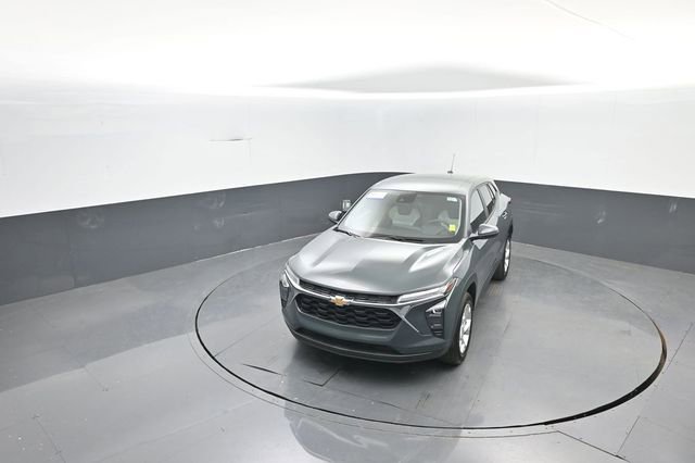 Used 2025 Chevrolet Trax LS w/ LS Convenience Package image 16