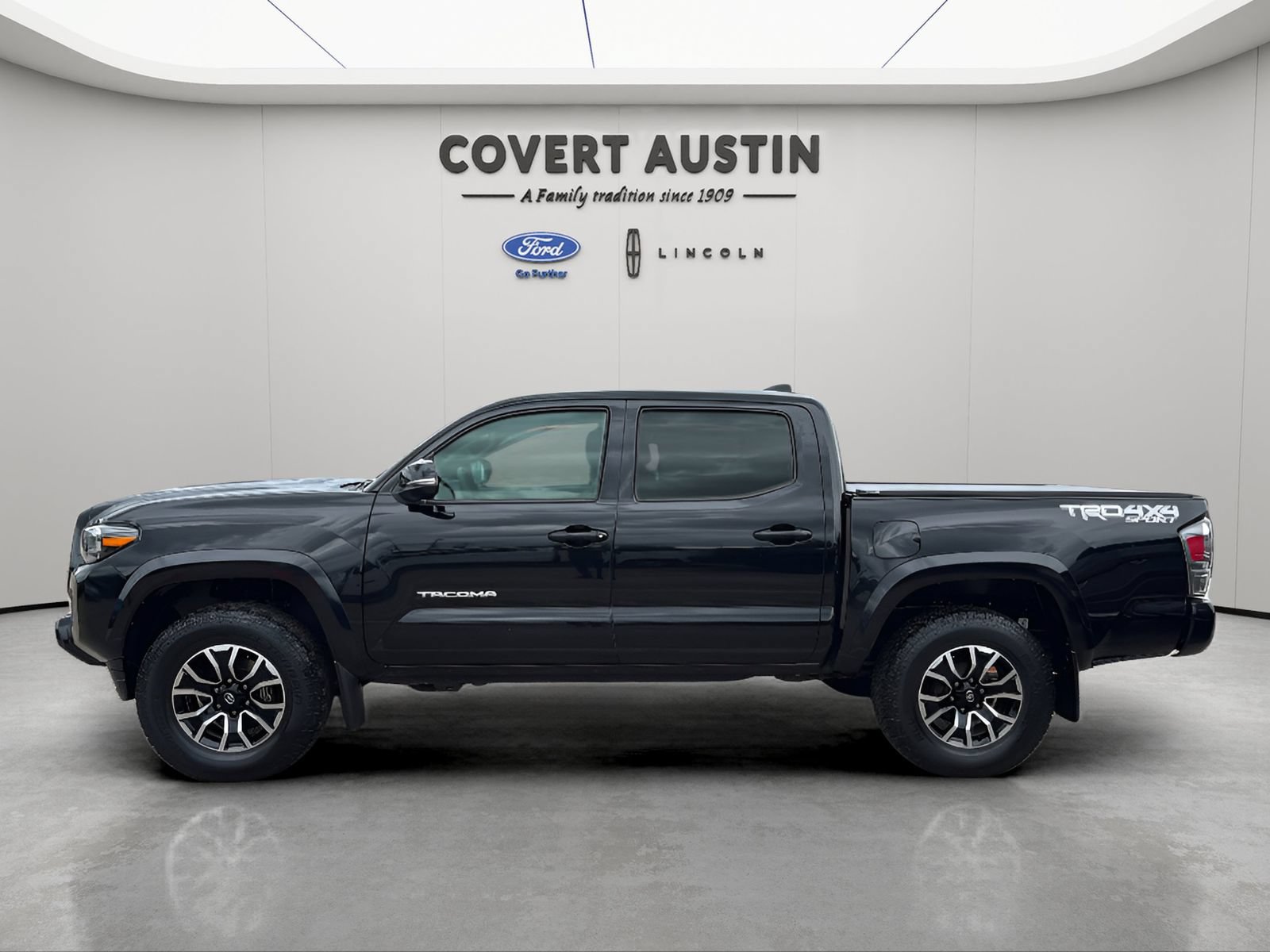 Used 2022 Toyota Tacoma TRD Sport AWD/4WD image 2