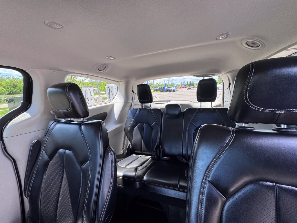 Used 2023 Chrysler Pacifica Touring-L FWD image 23