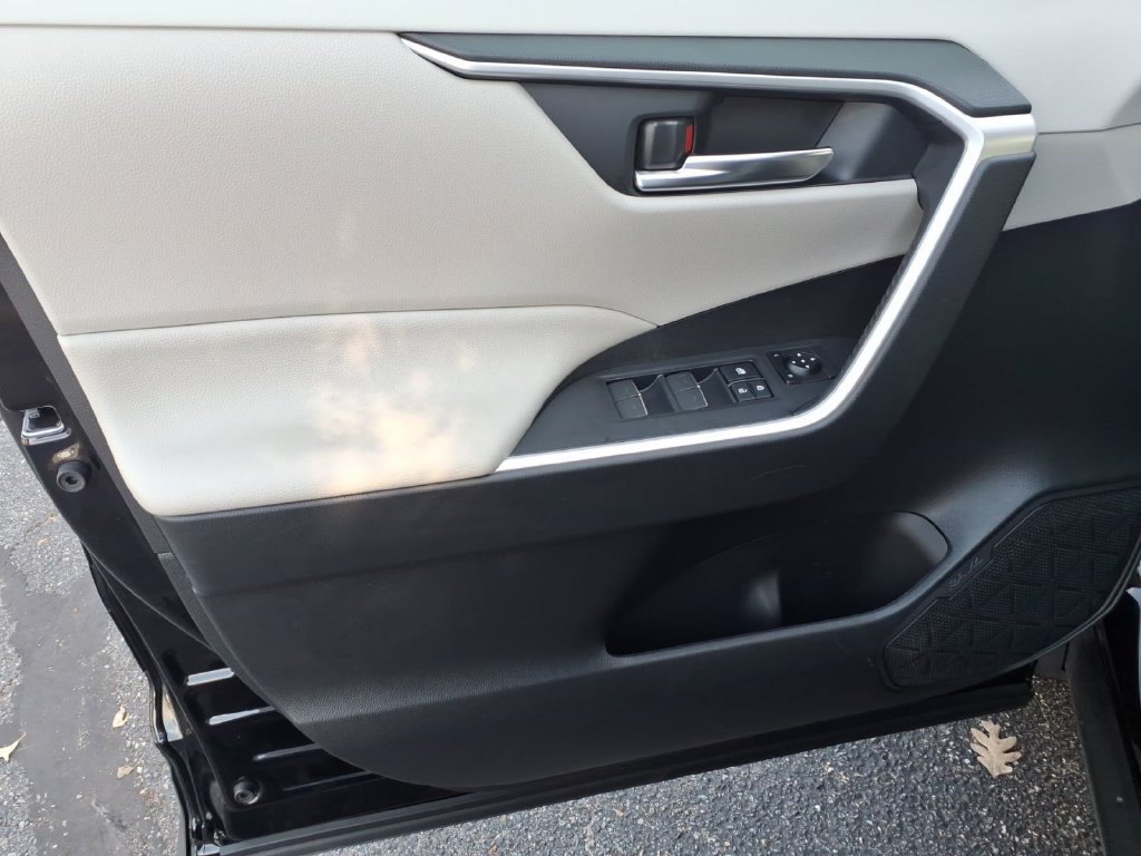 Used 2022 Toyota RAV4 XLE Premium AWD/4WD image 16