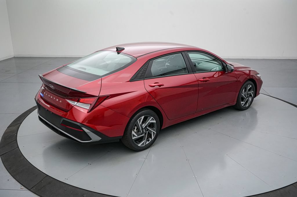 Used 2025 Hyundai Elantra Sport FWD image 4