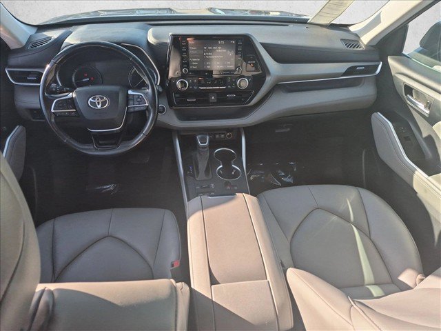 Used 2021 Toyota Highlander XLE AWD/4WD image 18