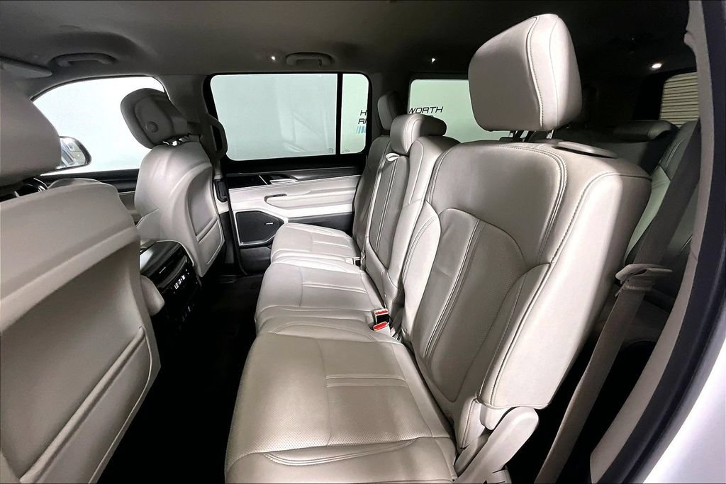 Used 2024 Jeep Wagoneer L Series II RWD image 21