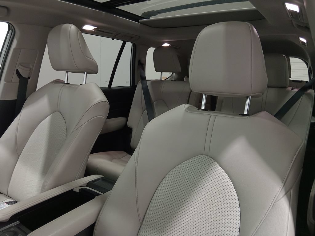 Used 2025 Toyota Grand Highlander AWD image 18