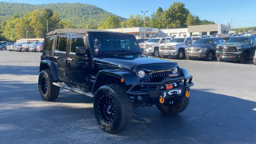 Used 2018 Jeep Wrangler Unlimited Sahara w/ Connectivity Group AWD/4WD image 3