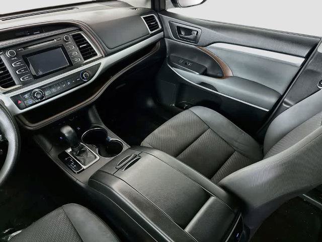 Used 2018 Toyota Highlander LE w/ Carpet Mat Package (TMS) AWD/4WD image 11