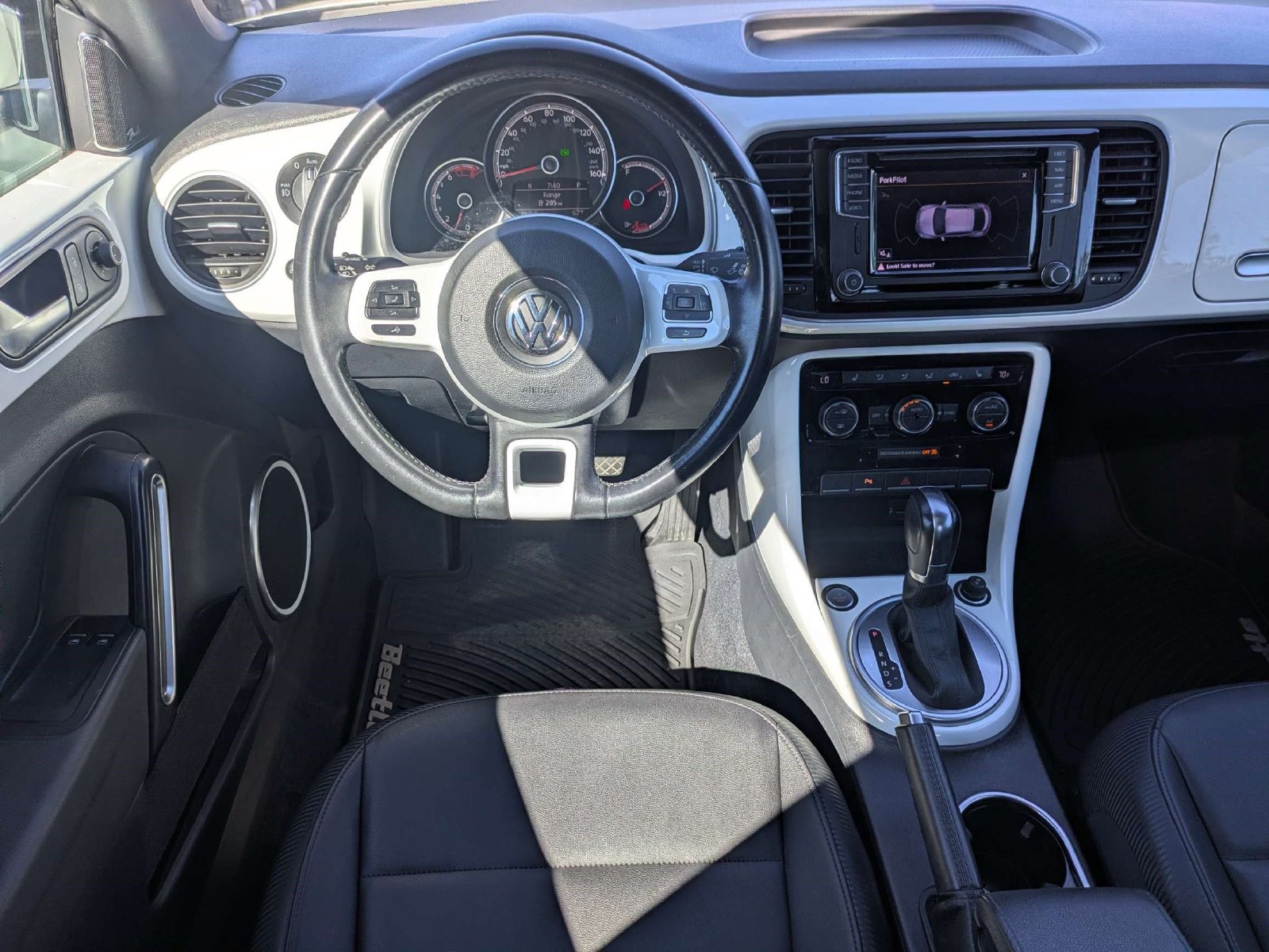 Used 2019 Volkswagen Beetle 2.0T SE w/ SE Premium Package FWD image 17