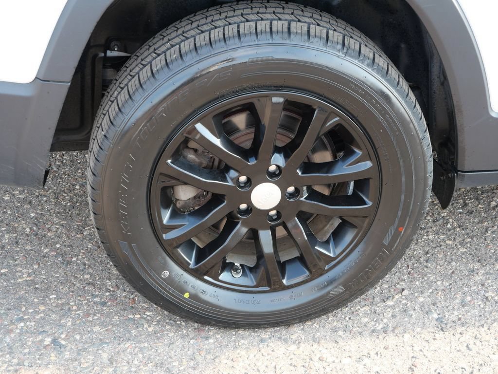 Used 2020 Jeep Cherokee Latitude w/ Safety Group AWD/4WD image 7