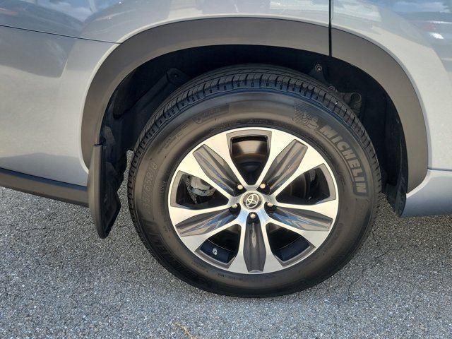 Used 2023 Toyota Highlander XLE FWD image 12