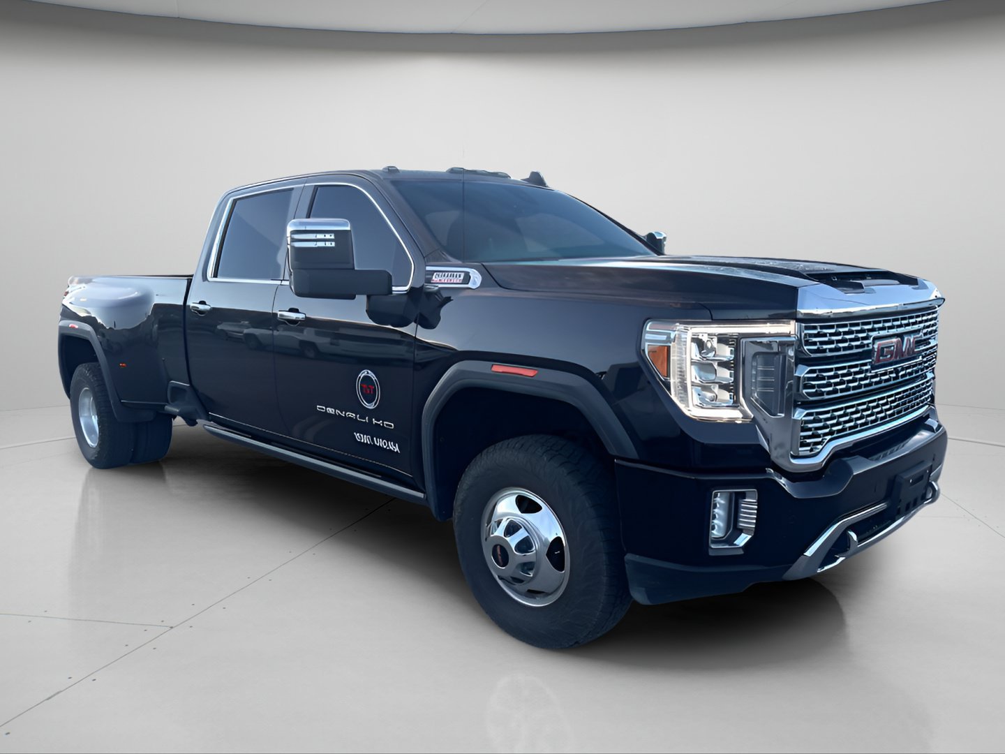 Used 2023 GMC Sierra 3500 Denali AWD/4WD image 2