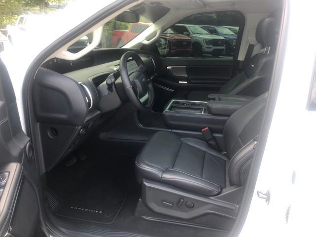 Certified 2025 Ford Expedition Max Platinum w/ Driver's Package AWD/4WD image 6