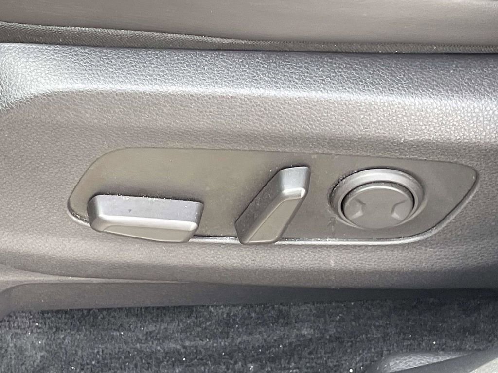 Used 2024 Kia Carnival EX image 14