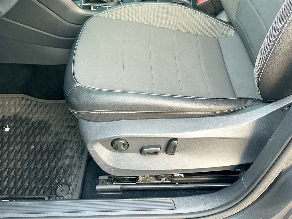 Used 2022 Volkswagen Taos SE w/ Panoramic Sunroof Package image 10