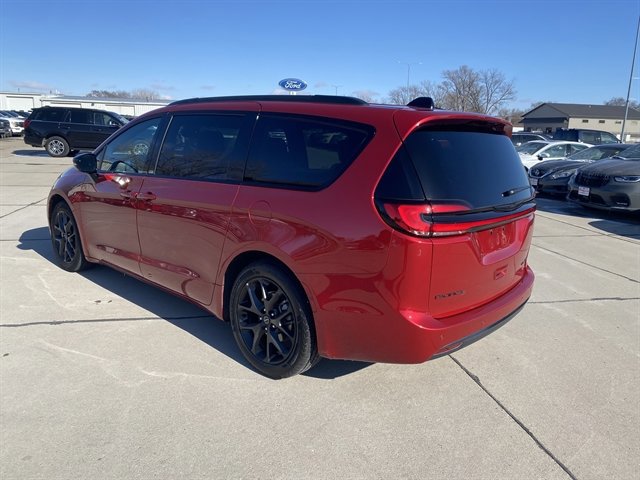 Used 2025 Chrysler Pacifica Limited image 3