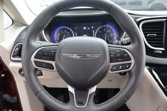 Used 2023 Chrysler Pacifica Touring-L FWD image 15