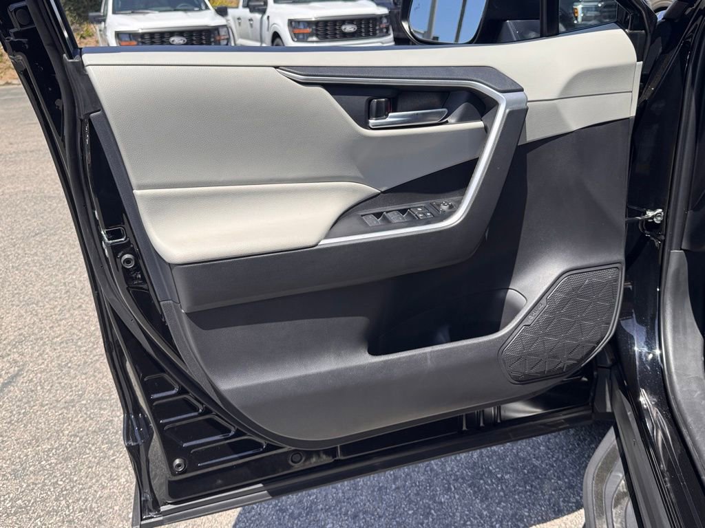 Used 2025 Toyota RAV4 XLE Premium AWD/4WD image 15