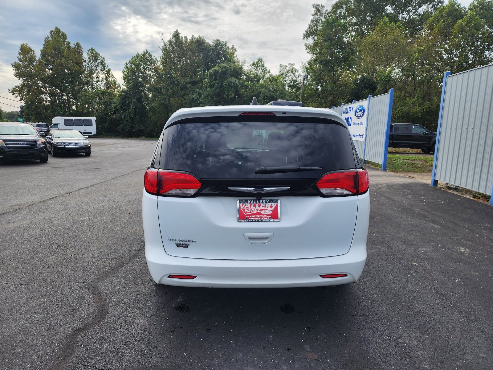 Used 2023 Chrysler Voyager LX FWD image 4