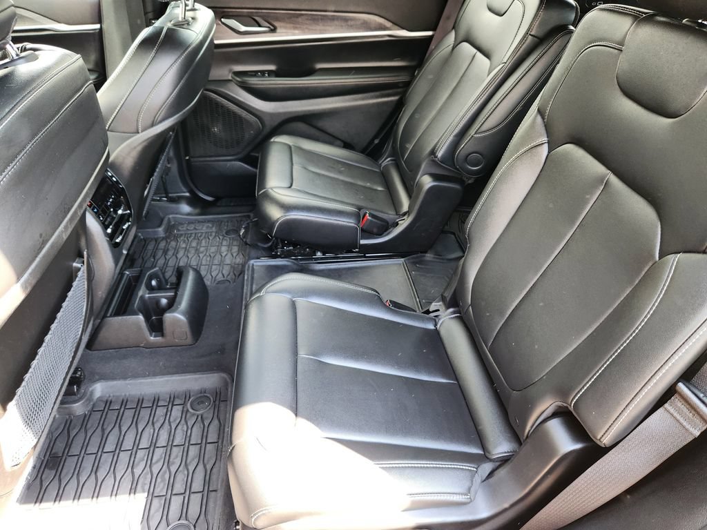 Used 2024 Jeep Grand Cherokee L Limited w/ Black Appearance Package AWD/4WD image 31