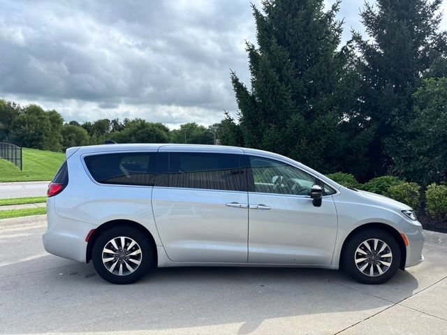 Used 2024 Chrysler Pacifica Limited FWD image 4