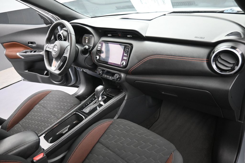 Used 2022 Nissan Kicks SR w/ Interior Electronics Package FWD image 3