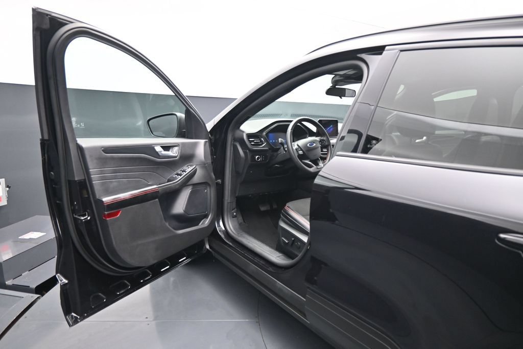Certified 2025 Ford Escape ST-Line FWD image 9