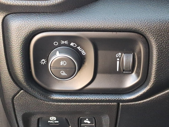Used 2021 RAM 1500 4x4 Crew Cab image 33