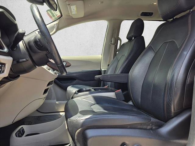 Used 2019 Chrysler Pacifica Touring-L FWD image 17