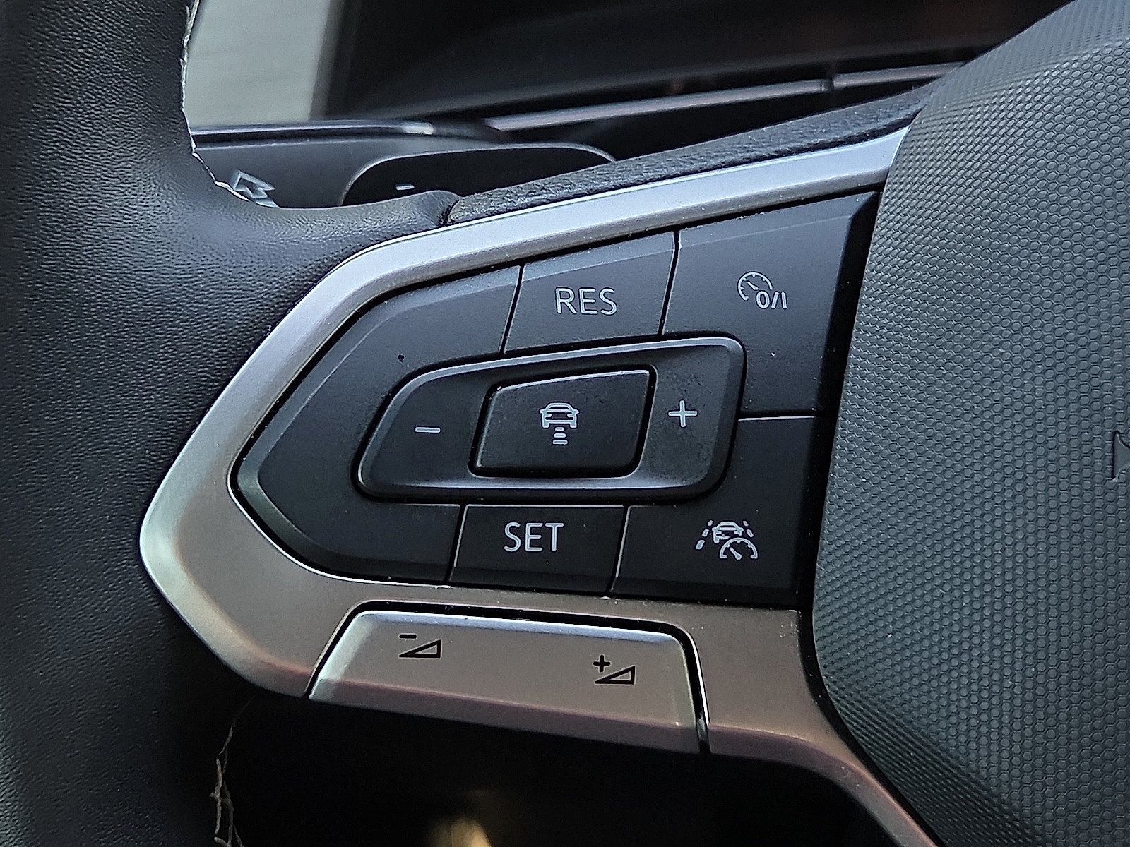 Used 2024 Volkswagen Atlas Cross Sport SE AWD/4WD image 18