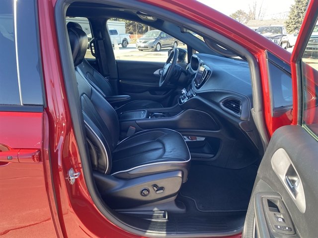 Used 2025 Chrysler Pacifica Limited FWD image 5