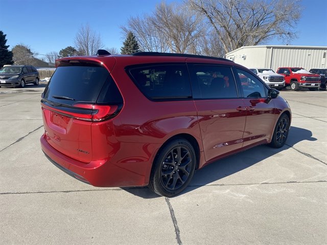 Used 2025 Chrysler Pacifica Limited image 5