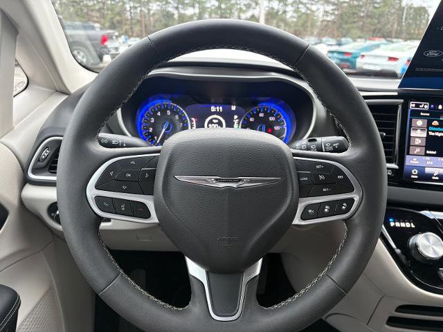 Used 2024 Chrysler Pacifica Touring-L image 15