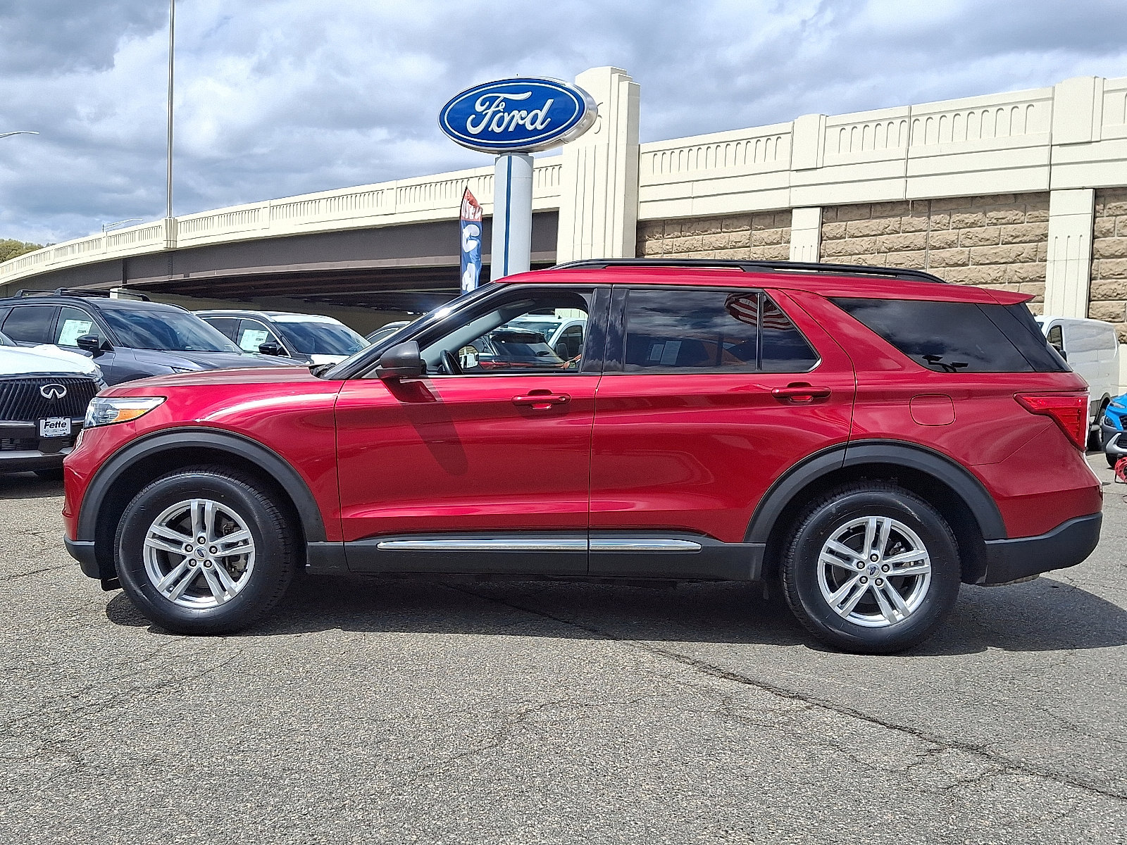 Certified 2022 Ford Explorer XLT w/ Class IV Trailer Tow Package AWD/4WD image 7