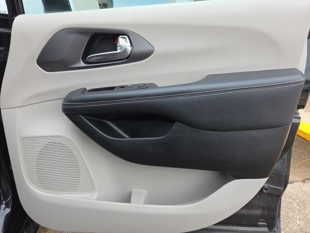 Used 2023 Chrysler Pacifica Touring-L FWD image 18