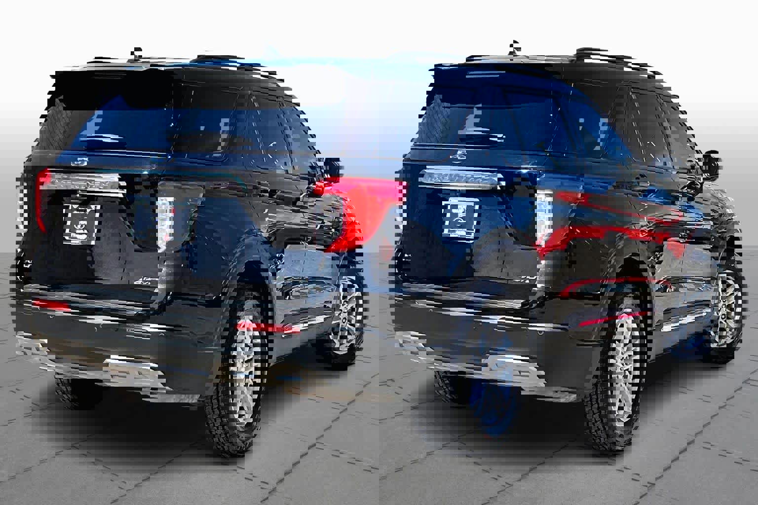 Certified 2023 Ford Explorer XLT w/ Equipment Group 202A AWD/4WD image 3