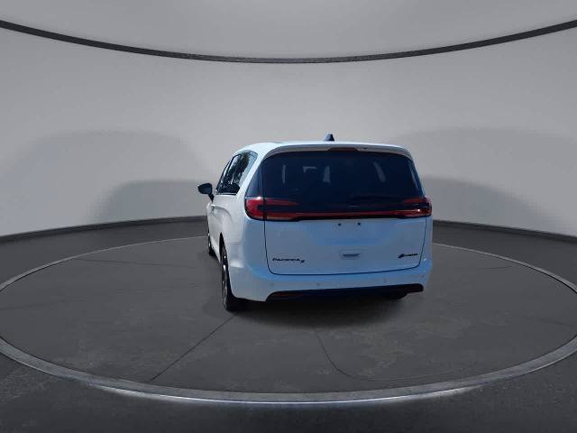 Used 2024 Chrysler Pacifica Limited FWD image 7