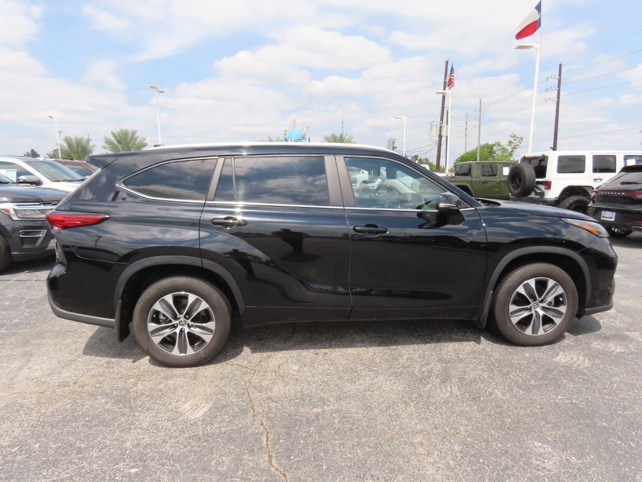 Used 2023 Toyota Highlander XLE FWD image 8