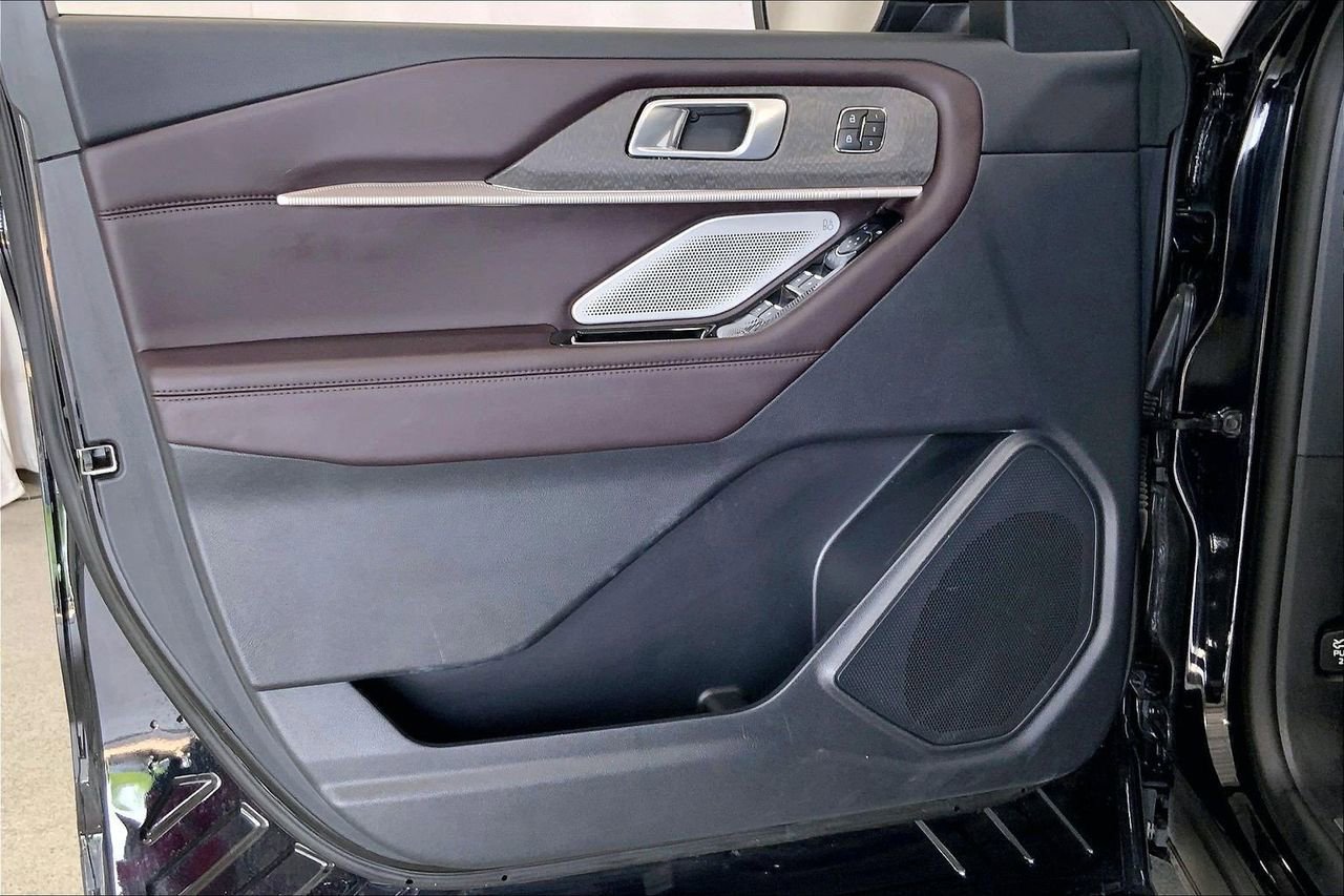 Certified 2025 Ford Explorer Platinum RWD image 25