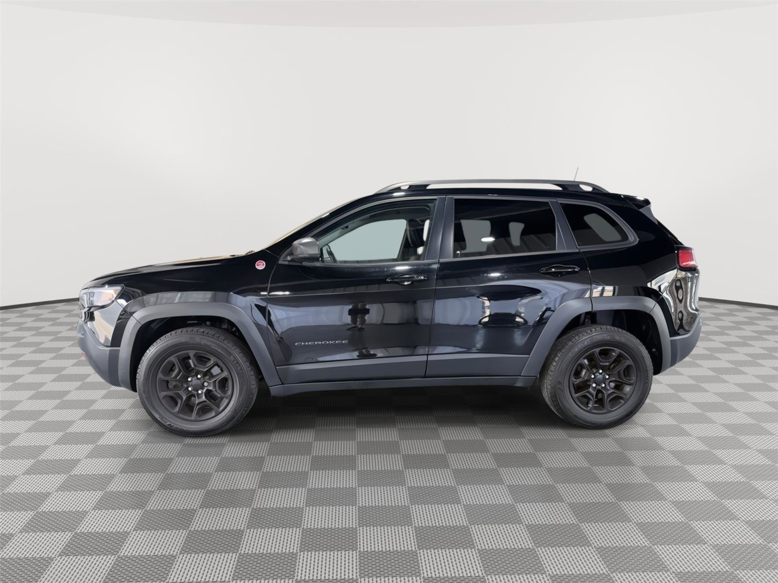 Used 2019 Jeep Cherokee Trailhawk AWD/4WD image 2