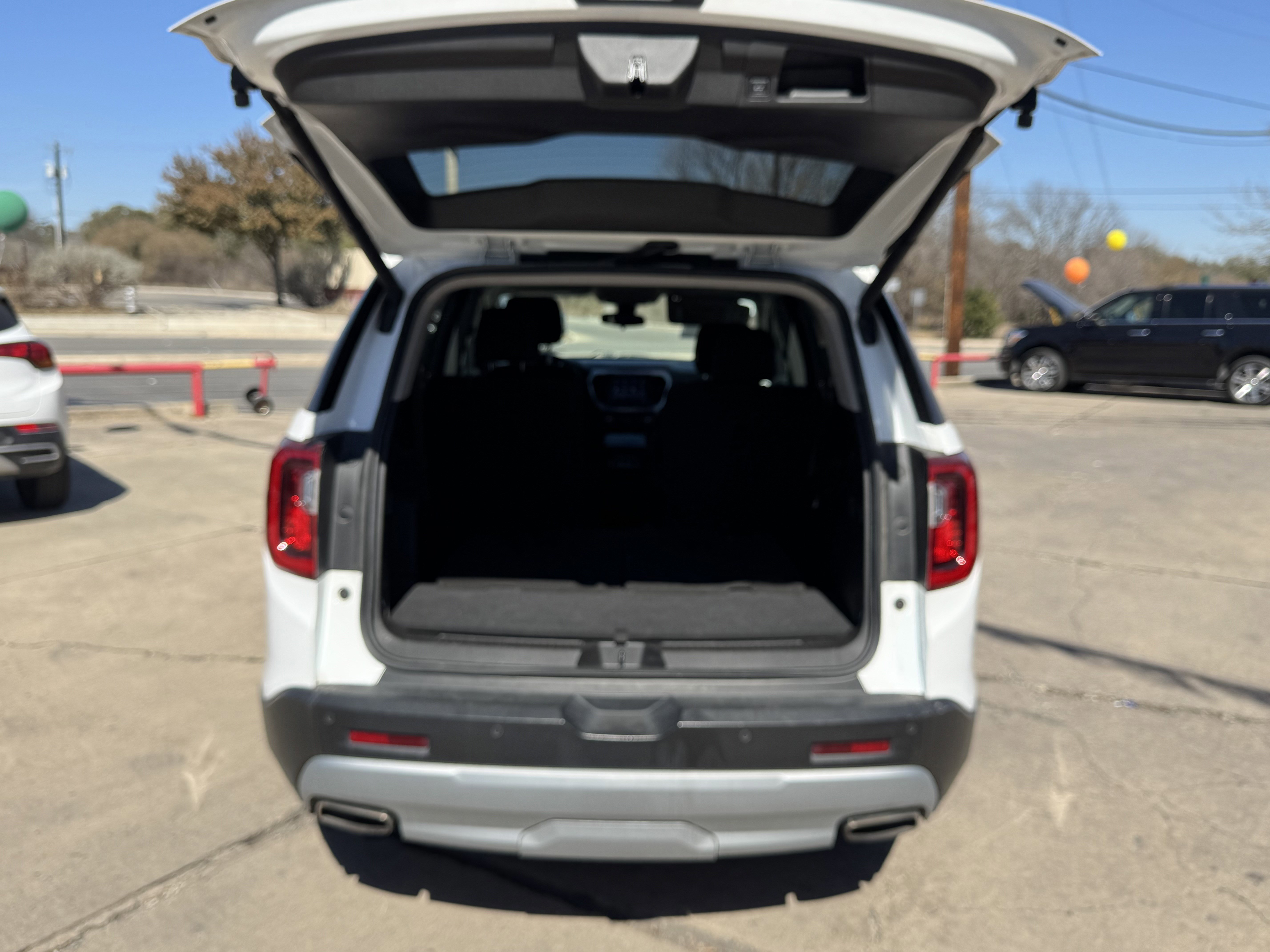 Used 2023 GMC Acadia SLE w/ Driver Convenience Package image 12