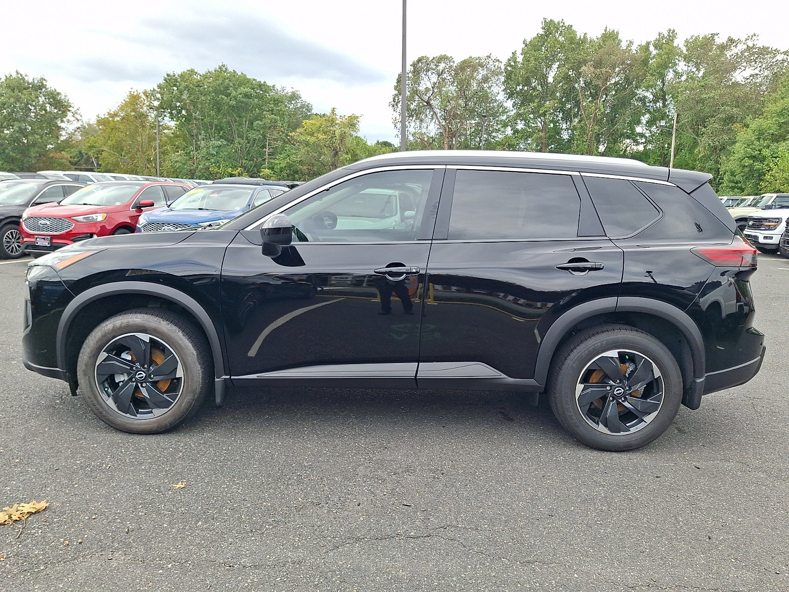 Used 2025 Nissan Rogue SV w/ SV Premium Package FWD image 6